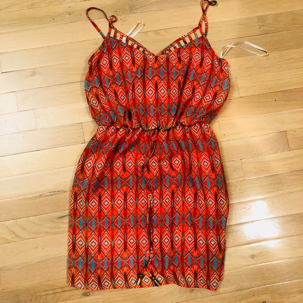 Boutique sleeveless patterned dress
